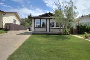 1711-39-Street-NW-Edmonton-AB-large-001-Front-of-House-1500x1000-72dpi