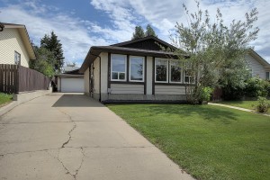 1711-39-Street-NW-Edmonton-AB-large-002-Front-of-House-1500x1000-72dpi