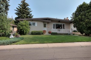 4207-120-Street-NW-Edmonton-AB-large-001-48-Front-of-House-1500x1000-72dpi